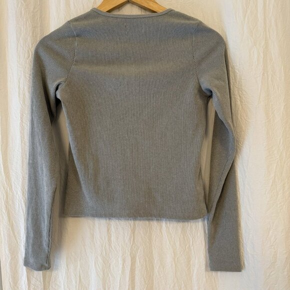Hollister Button Front Gray Crop Top Long Sleeve Preppy Ribbed Size Small - Picture 5 of 5
